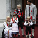 Kronprinsfamilien møtte barnetoget i Asker utenfor Skagum (Foto: Sara Johannessen / Scanpix)